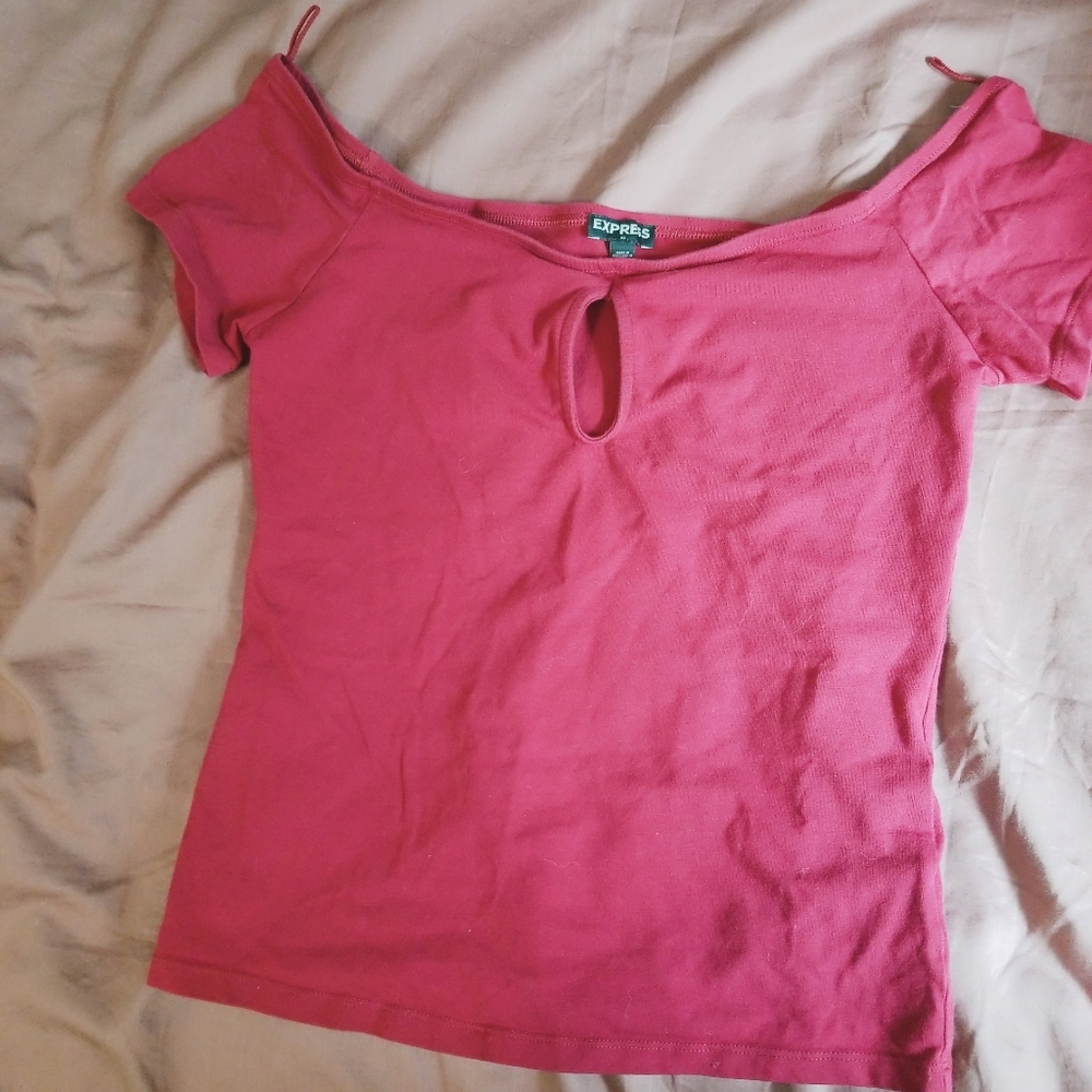 EXPRESS | Keyhole Off-shoulder Top